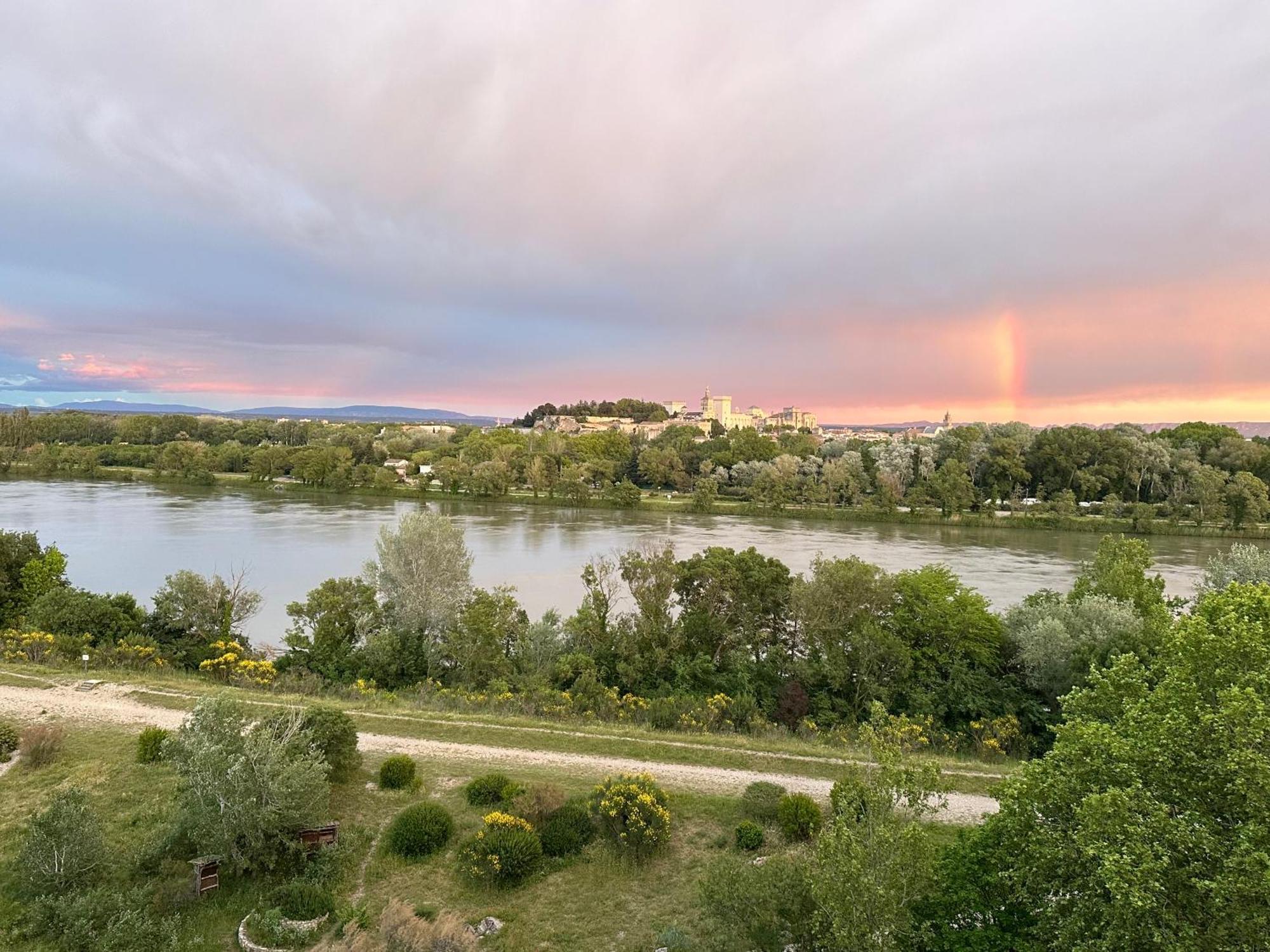Charmante Petite Maison Avec Vue Panoramique, En Centre Historique, Proche D'Avignon, Ancienne, Renovee, Climatisee, Terrasse, Parking Public Gratuit Villeneuve-lès-Avignon Exterior foto