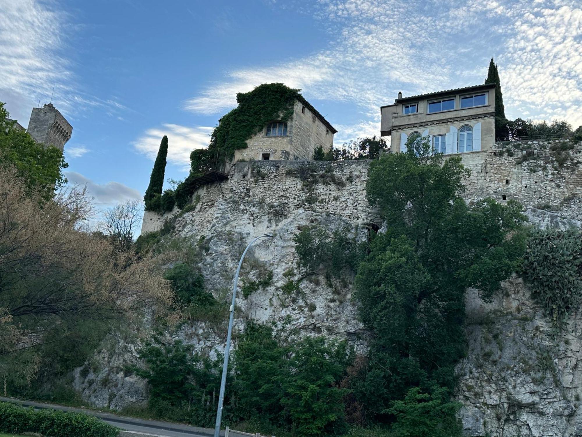 Charmante Petite Maison Avec Vue Panoramique, En Centre Historique, Proche D'Avignon, Ancienne, Renovee, Climatisee, Terrasse, Parking Public Gratuit Villeneuve-lès-Avignon Exterior foto