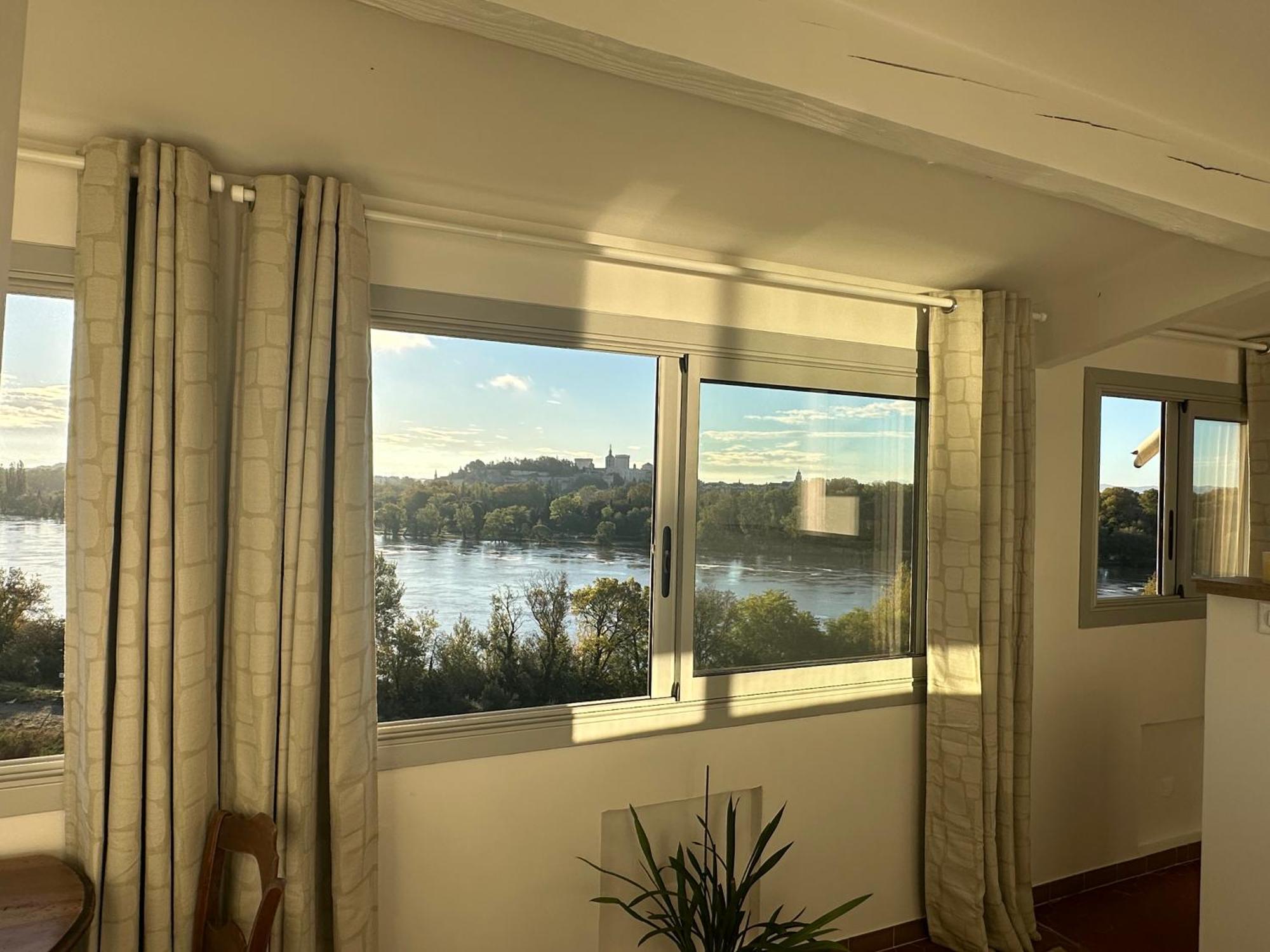 Charmante Petite Maison Avec Vue Panoramique, En Centre Historique, Proche D'Avignon, Ancienne, Renovee, Climatisee, Terrasse, Parking Public Gratuit Villeneuve-lès-Avignon Exterior foto
