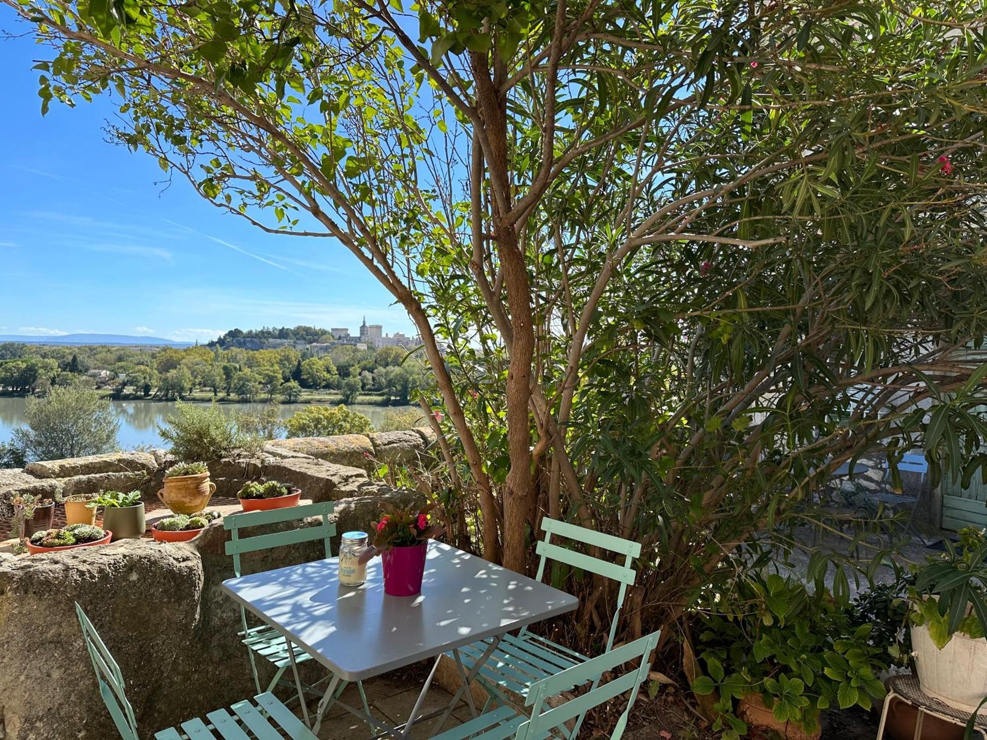 Charmante Petite Maison Avec Vue Panoramique, En Centre Historique, Proche D'Avignon, Ancienne, Renovee, Climatisee, Terrasse, Parking Public Gratuit Villeneuve-lès-Avignon Exterior foto